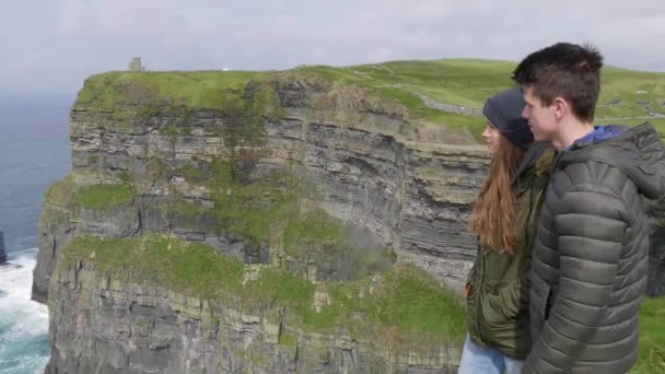 2 人の友人は、アイルランドのモハーの断崖に沿って歩く — ストック動画