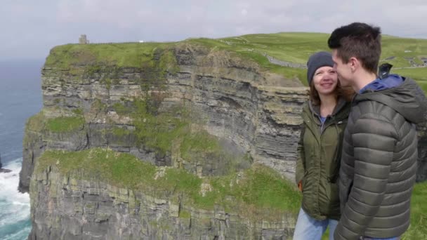 Reizen naar Ierland - aan vrienden bij de Cliffs of Moher — Stockvideo