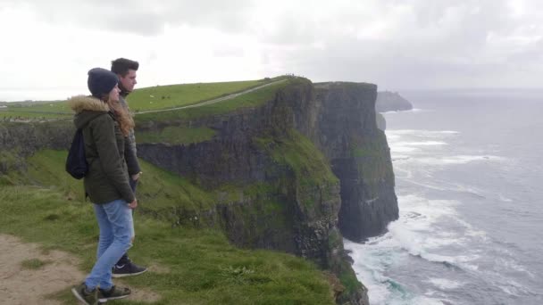 Twee vrienden wandeling langs de kliffen van Moher — Stockvideo