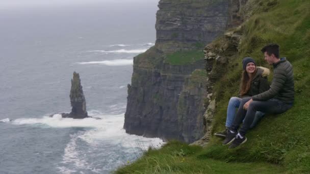 Két barátok utazik a Moher-sziklák ír nyugati partvidékén