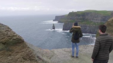 Çift İrlanda Moher kayalıklarla için seyahat