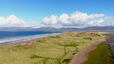 Güneşli bir İrlandalı sahilinde muhteşem manzara