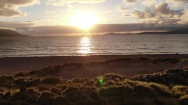 Uçuş günbatımı okyanusa doğru