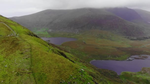 Flygfoto från Connor Pass över en dal på Dinglehalvön — Stockvideo