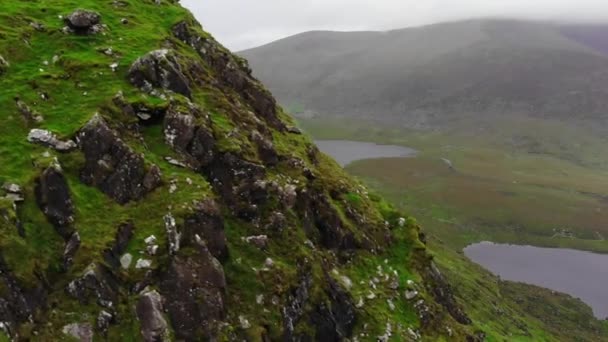 Vuelo a través de un valle en la península de Dingle — Vídeo de stock