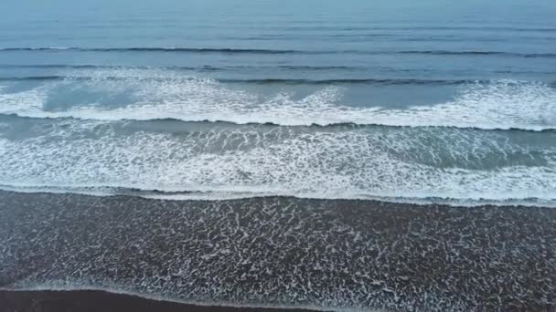 Voo sobre o Oceano Atlântico na praia de Polegada à noite — Vídeo de Stock