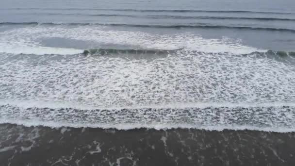 Полет над волнами на пляже Инч в Ирландии — стоковое видео