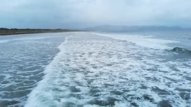 Erstaunlicher Flug über einen endlosen Strand am Abend — Stockvideo