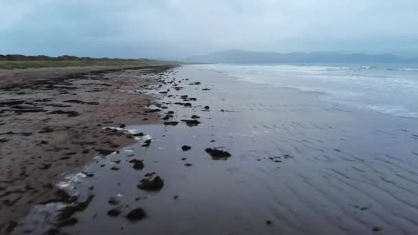 Vuelo bajo sobre la playa de Inch y el océano Atlántico — Vídeos de Stock