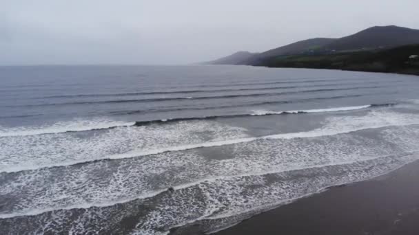Vuelo sobre una playa en el Océano Atlántico — Vídeos de Stock