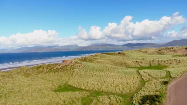 Awesome flyg över sanddynerna på den irländska kusten — Stockvideo