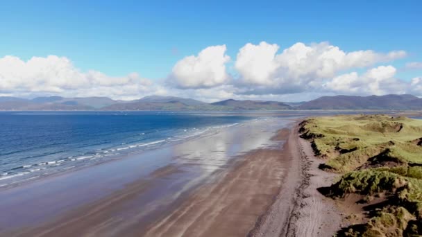 Красивый пляж Росбейг в Ирландии в солнечный день — стоковое видео