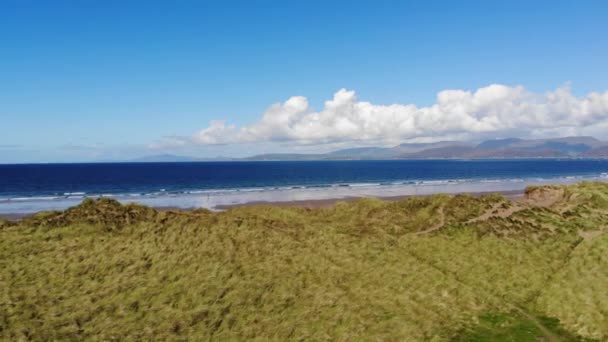 Flyg över Rossbeigh stranden en solig dag — Stockvideo