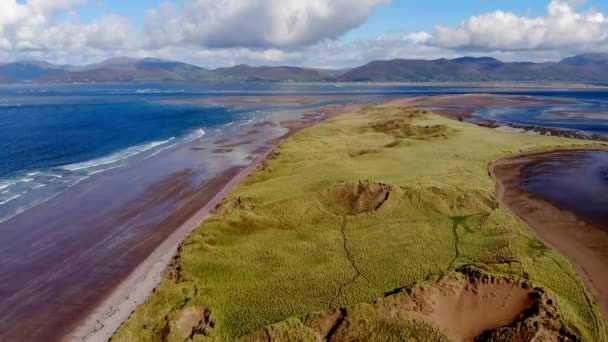 De met gras begroeide duinen aan de Ierse westkust van bovenaf — Stockvideo