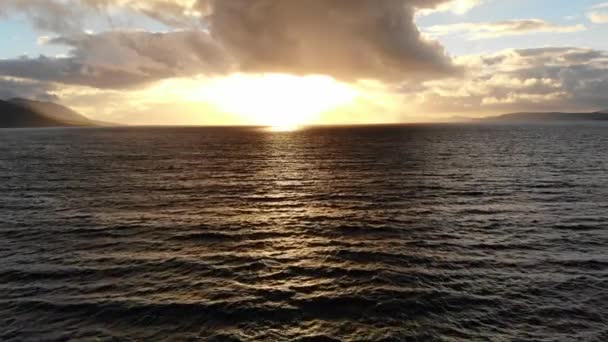 Vuelo sobre el Océano Atlántico al atardecer — Vídeo de stock