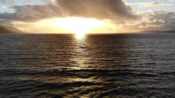 Voo sobre o oceano dourado Água ao pôr do sol — Vídeo de Stock