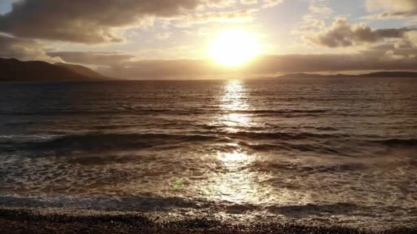 Vuelo al atardecer sobre el océano — Vídeo de stock