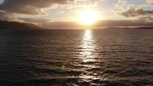 Atardecer dorado profundo sobre el océano — Vídeos de Stock