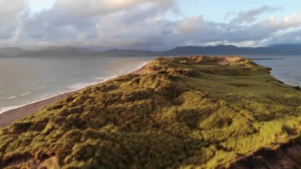 Les belles dunes de la côte ouest irlandaise dans la soirée — Video