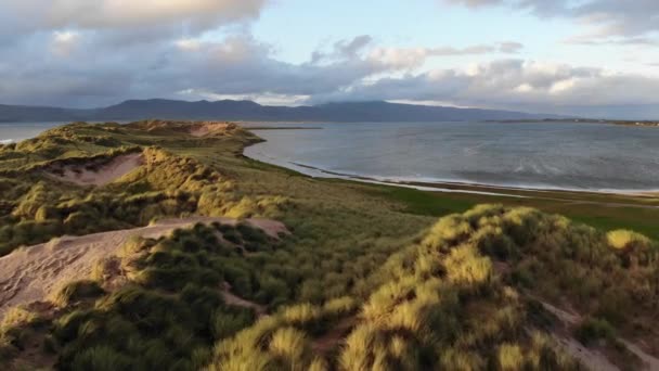 Το πανέμορφο τοπίο της ιρλανδικής δυτικής ακτής το βράδυ — Αρχείο Βίντεο