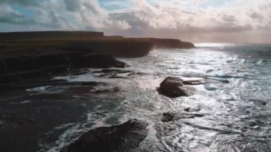 Uçuş vahşi okyanus su İrlandalı Batı sahilinde üzerinde