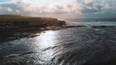 Uçuş vahşi okyanus su İrlandalı Batı sahilinde üzerinde