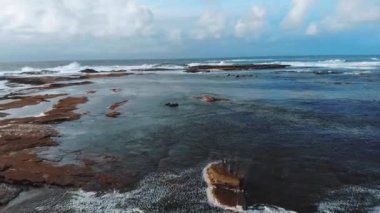 İrlandalı Batı sahilinde mavi okyanus su üzerinde uçuş