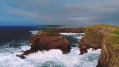 Kilkee inanılmaz uçurum vahşi okyanus su ile