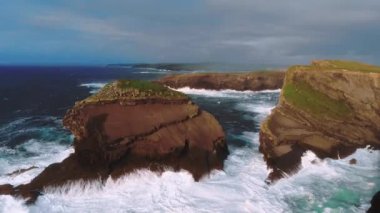 İrlandalı west coast kayalık uçurum isabet vahşi okyanus su