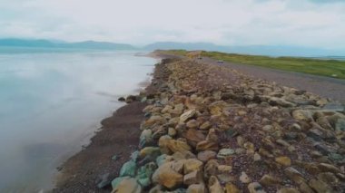 Uçuş Rossbeigh kayalık plaj üzerinde