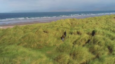 İrlandalı west coast güzel kumulları ile yürüyüş