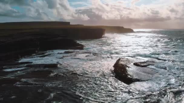 Divoký oceán vody na pláži Kilkee v Irsku — Stock video