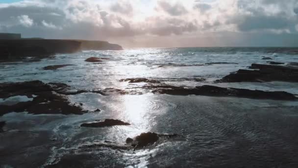 De prachtige rotsachtige baai van Kilkee in Ierland — Stockvideo