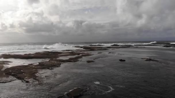 Basso volo sull'acqua selvaggia dell'oceano la sera — Video Stock