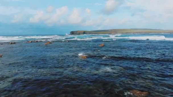 Vol bas au-dessus de l'eau bleue de l'océan dans la soirée — Video