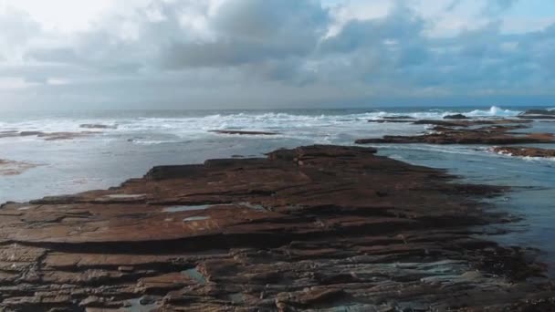 Vôo baixo sobre a costa oeste rochosa da Irlanda — Vídeo de Stock