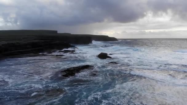 Kvällen utsikt över klippiga västkusten i Irland — Stockvideo