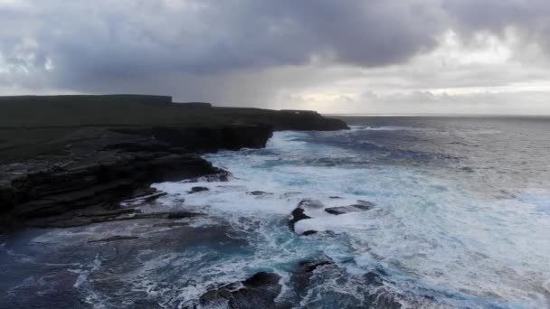 Luchtfoto uitzicht over de rotsachtige westkust van Ierland in de avond — Stockvideo