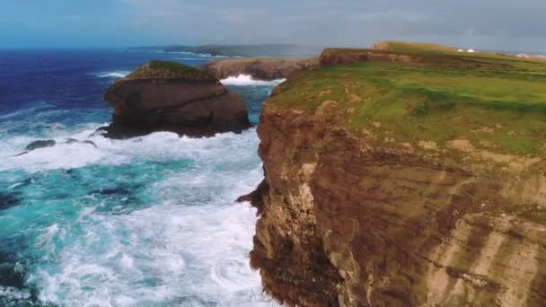 Voo sobre a incrível costa oeste da Irlanda — Vídeo de Stock