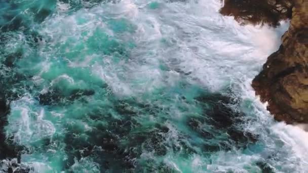 Vilda Ocean vatten från ovan på västkusten i Irland — Stockvideo