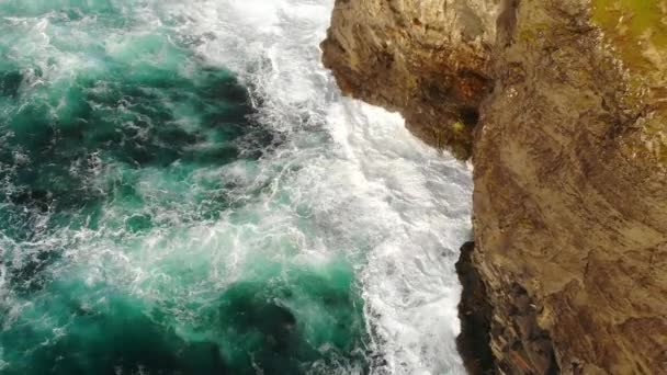 Acque selvagge dell'Oceano Atlantico sulla costa occidentale dell'Irlanda — Video Stock