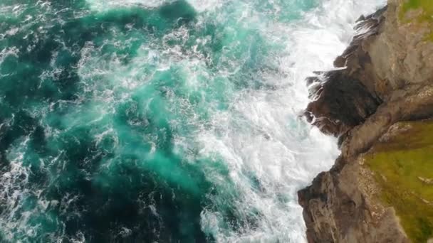 Flug über das wilde atlantische Ozeanwasser an den steilen Klippen Irlands — Stockvideo