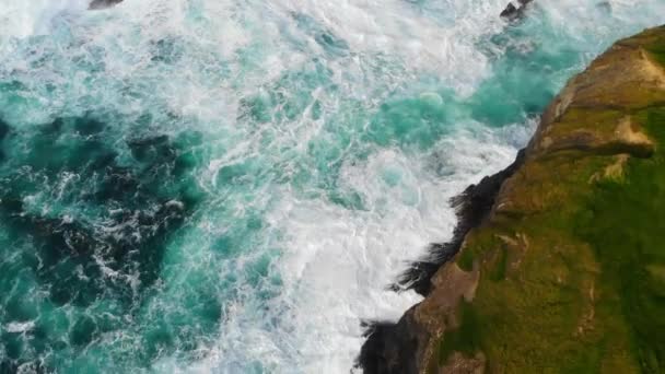 Úžasné divoké přírody irské západního pobřeží z výše — Stock video