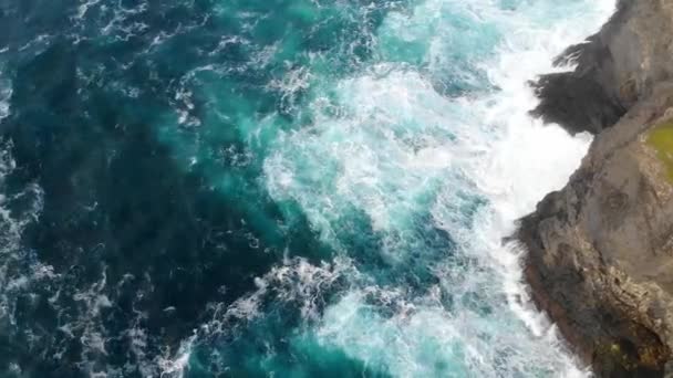 アイルランドの西海岸の深い青色の海の水 — ストック動画