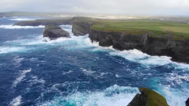 La impresionante costa oeste de Irlanda desde arriba — Vídeos de Stock