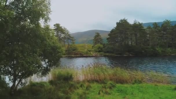 Vue aérienne sur un magnifique lac de la péninsule de Beara — Video