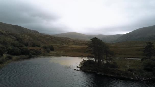 Flygfoto över en underbar romantisk sjö i Irland — Stockvideo