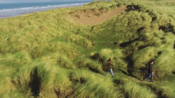 Καταπληκτικά μονοπάτια πεζοπορίας και στους αμμόλοφους του τη δυτική ακτή της Ιρλανδίας — Αρχείο Βίντεο