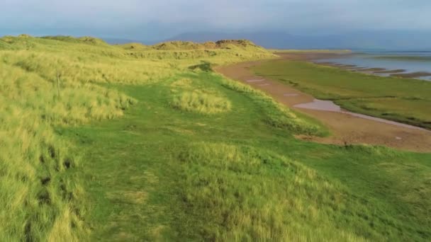 Vlucht over de prachtige duinen aan de Ierse westkust — Stockvideo