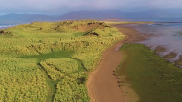 Πτήση πάνω από το εξαιρετικό αμμόλοφους στην ιρλανδική δυτική ακτή — Αρχείο Βίντεο